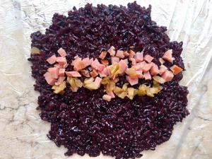 蛋黄肉松紫米饭团的做法 步骤4