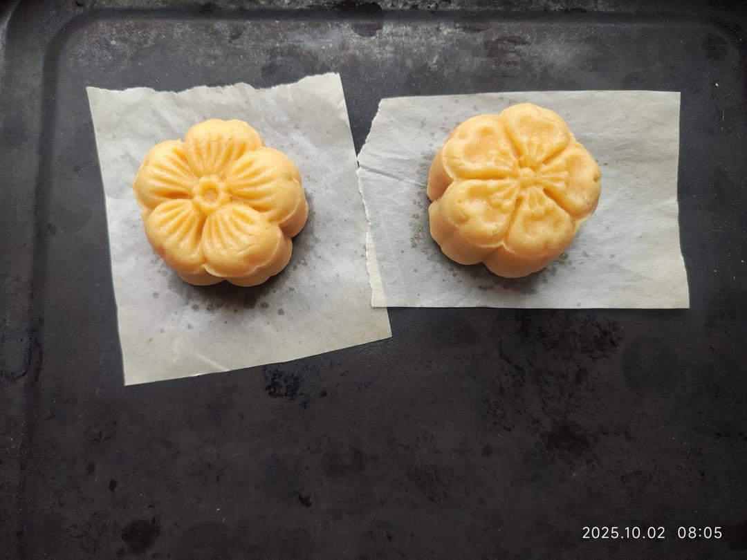 💃奶黄流心月饼——这是可以让你坐稳朋友圈厨霸位置的月饼🥮，没人点赞算我输👎