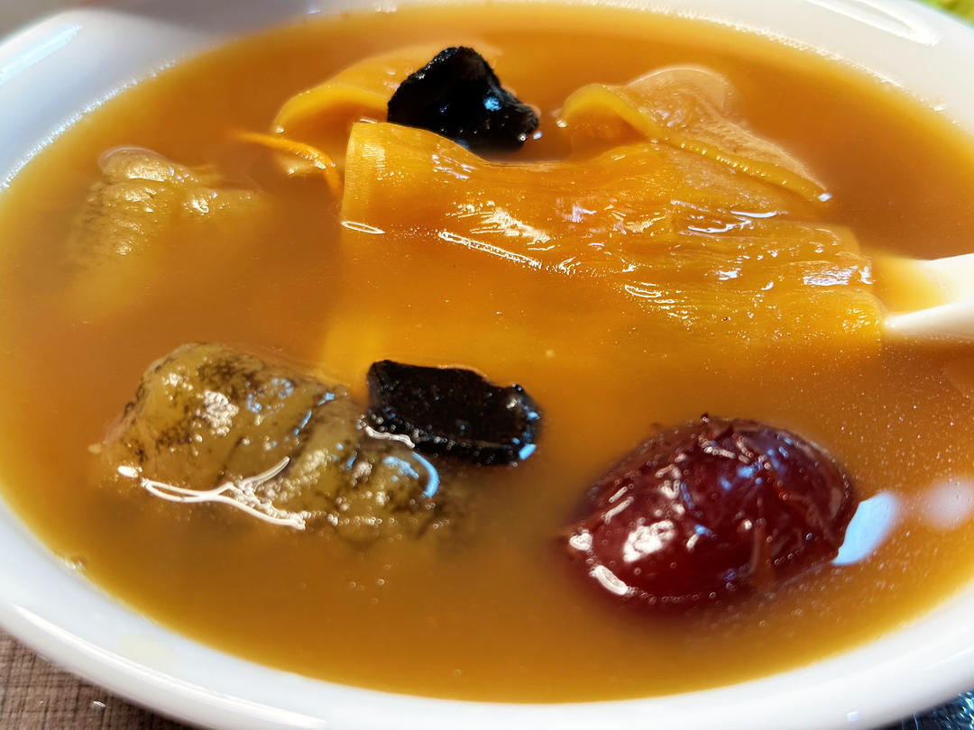 海参花胶煲鸡汤