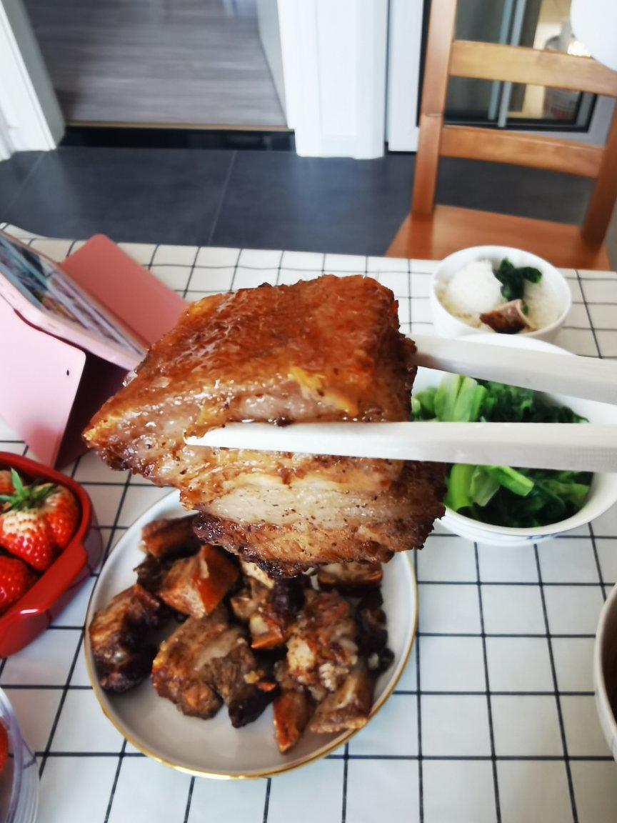 口水流一地的香酥脆皮烤五花肉😏