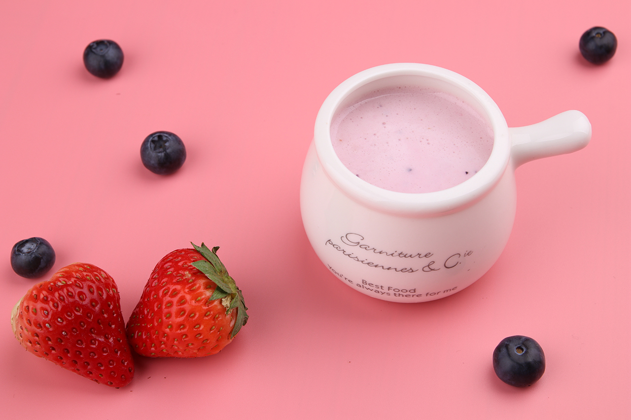 草莓蓝莓酸奶昔