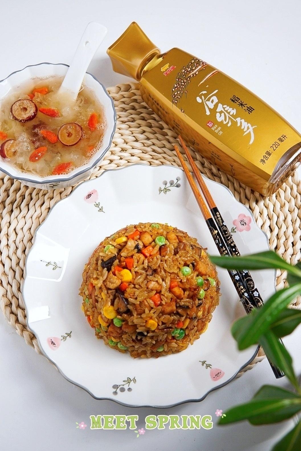 香菇鸡腿焖饭+金盛耳玫瑰花汤
