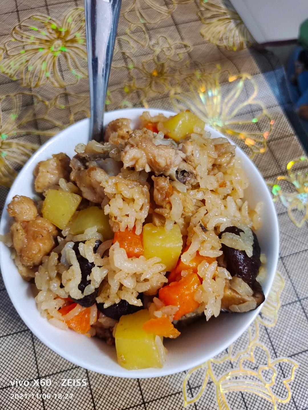 不用学看一遍就会的土豆鸡肉香菇焖饭（电饭煲焖饭）