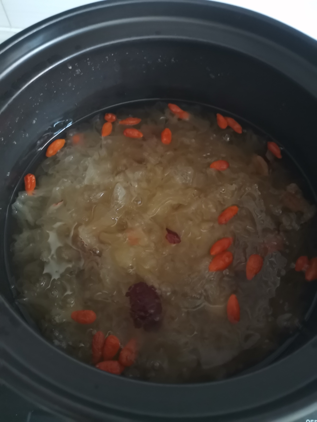 银耳红枣枸杞汤的做法 步骤2