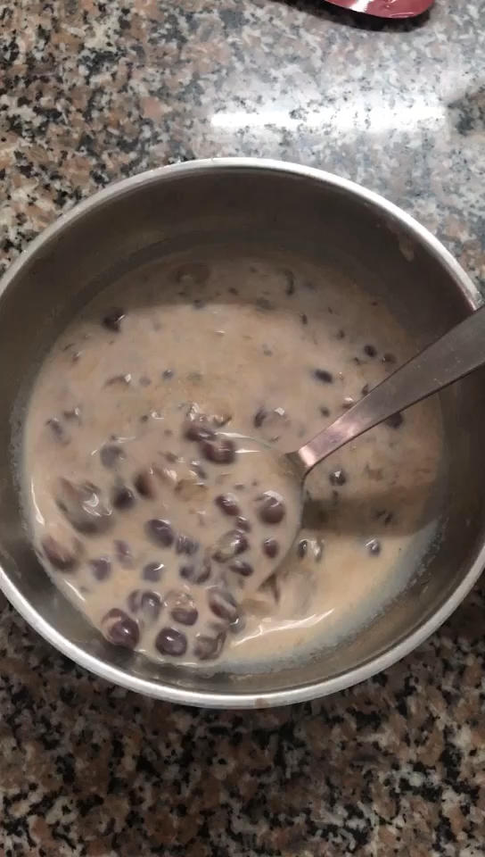 养颜补血的红豆牛奶羹