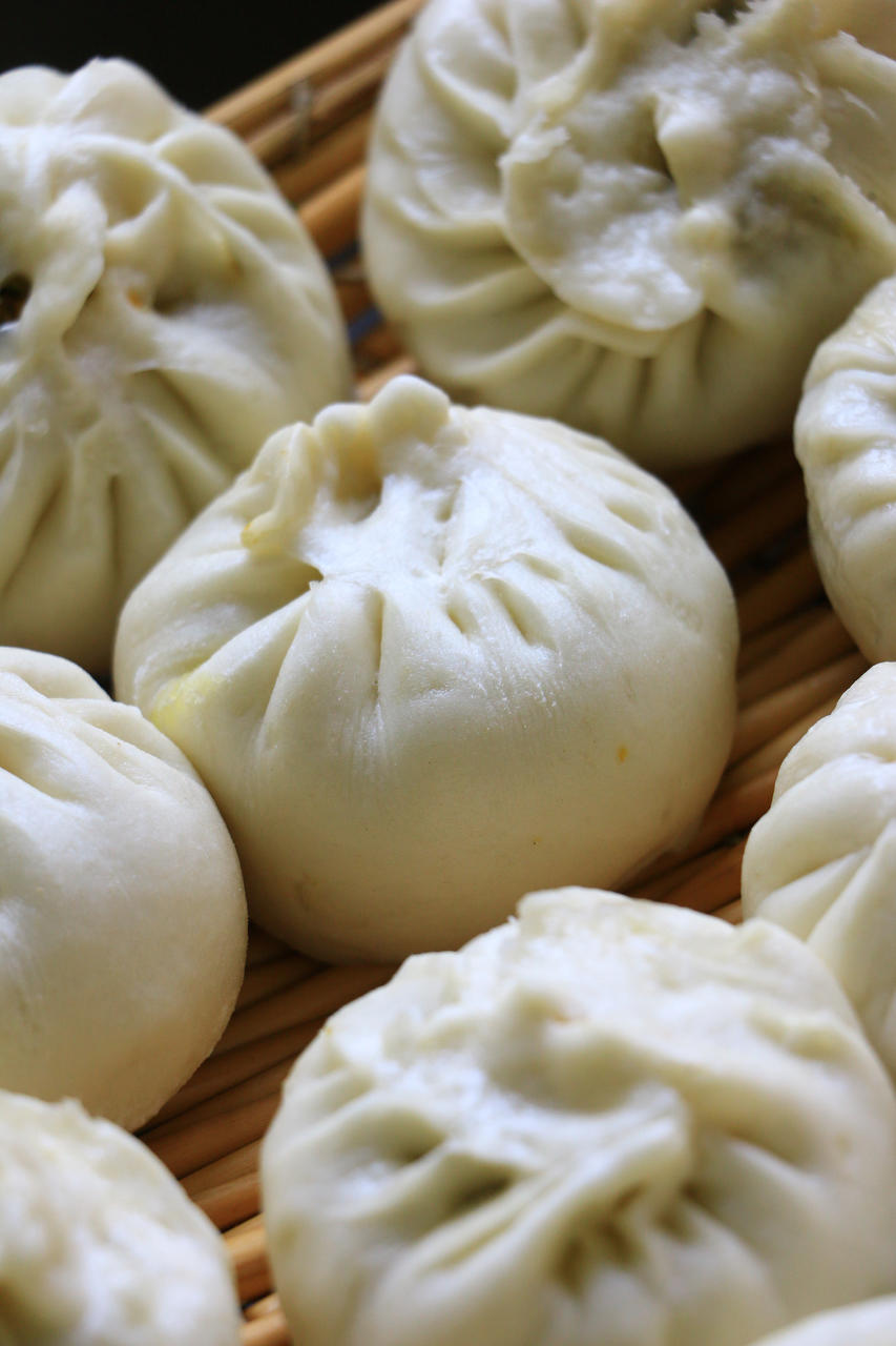 青菜香菇胡萝卜肉丁包子馅，青菜嘎嘣脆，秋冬来上一笼热腾腾的包子