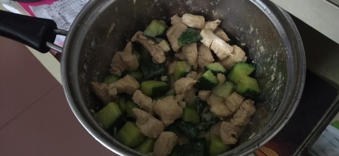 连吃三天都不腻的减脂餐~黄瓜炒鸡胸肉