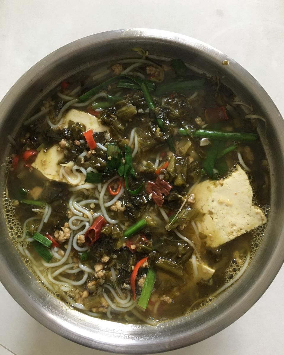 一人吃掉一大锅的小锅米线