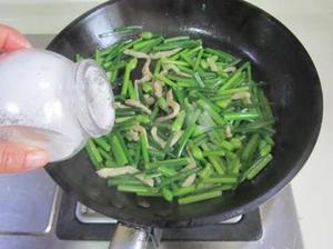 韭菜花肉片烩饭的做法 步骤4