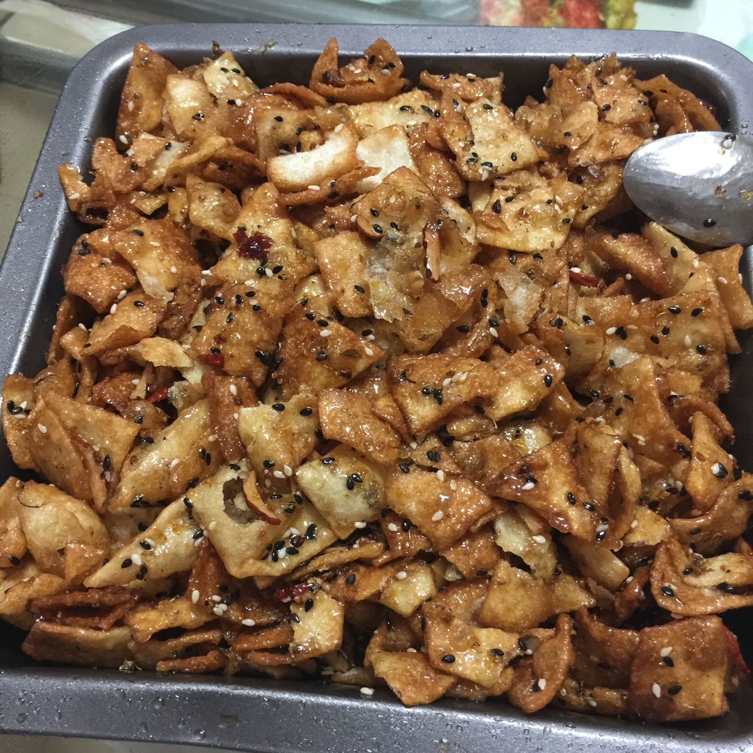 用饺子皮做“萨其马”