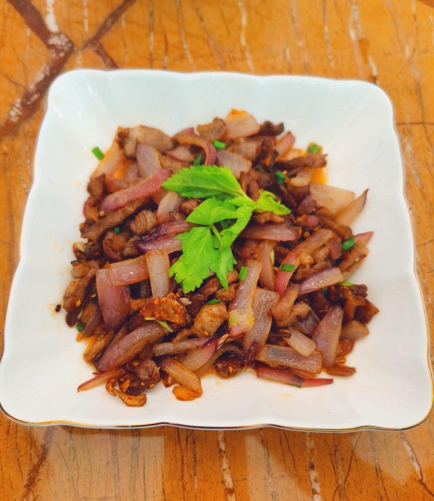 洋葱炒羊腿肉-用这个方法炒羊肉，无膻味还不柴，做出来的羊肉又鲜又嫩