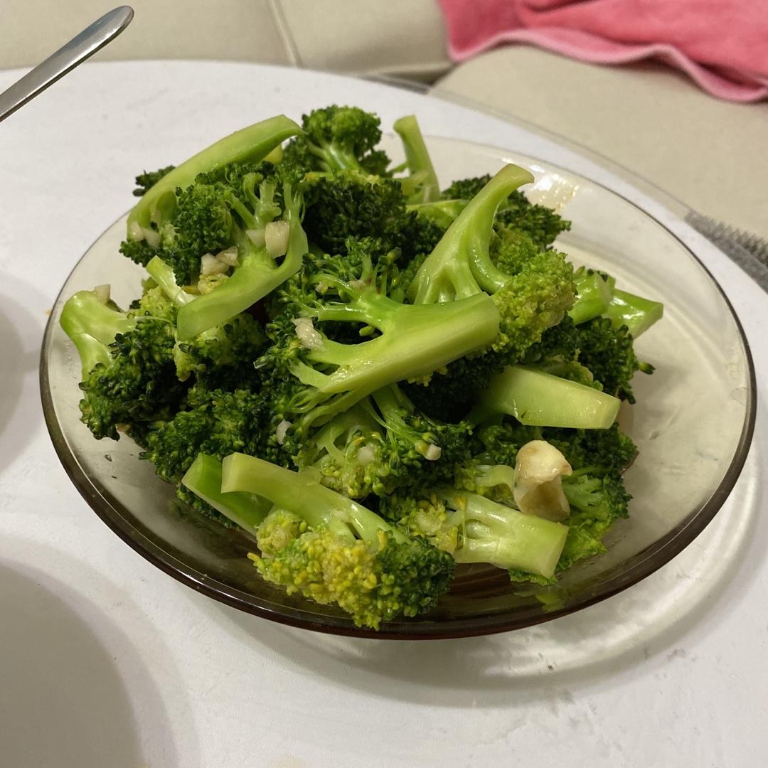 好吃到爆的耗油蒜蓉西兰花(从不修图，喜欢请关注)