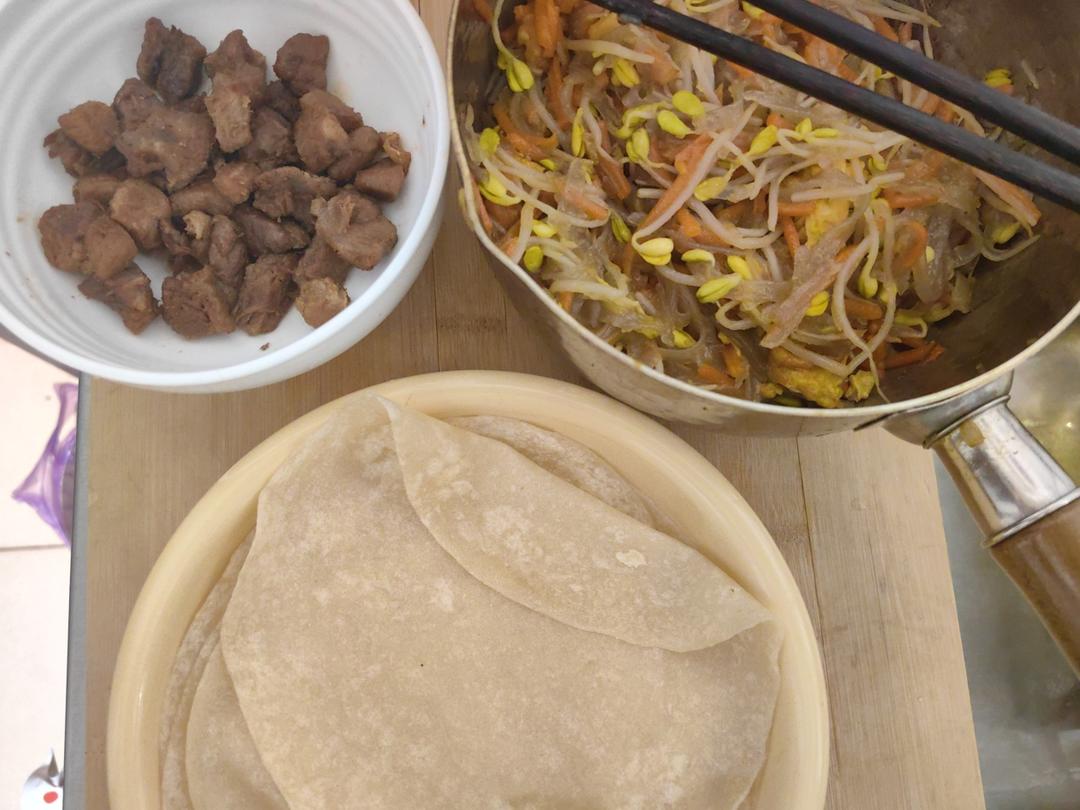 👩‍🍳春饼～薄如纸🌱             京酱牛肉🐂丝➕🈴️菜