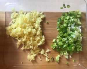 胡萝卜木耳香菇肉鸡蛋馅饺子🥟丰富的材料的做法 步骤3