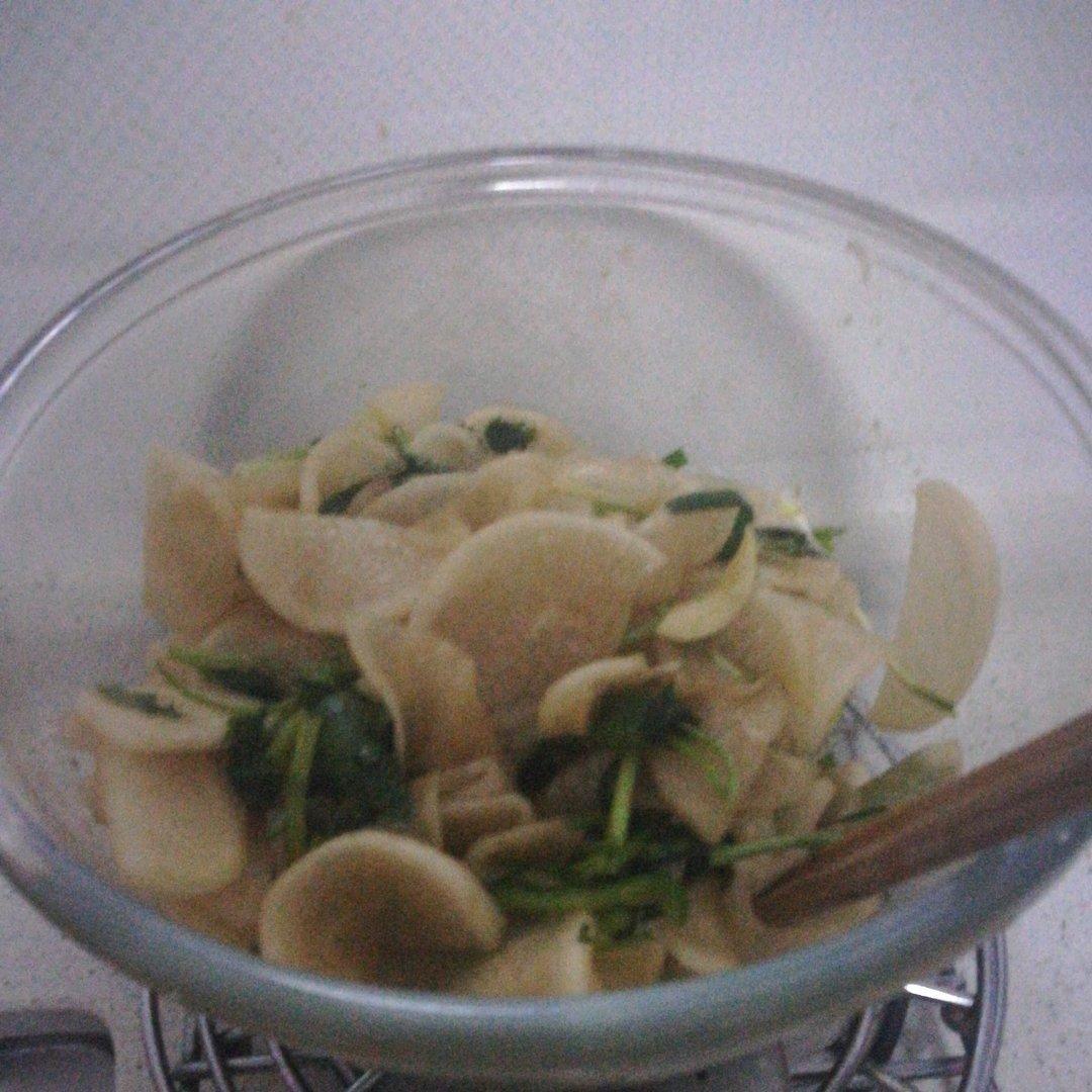 厨师长教你：“酸辣萝卜片”的家常做法，非常开胃