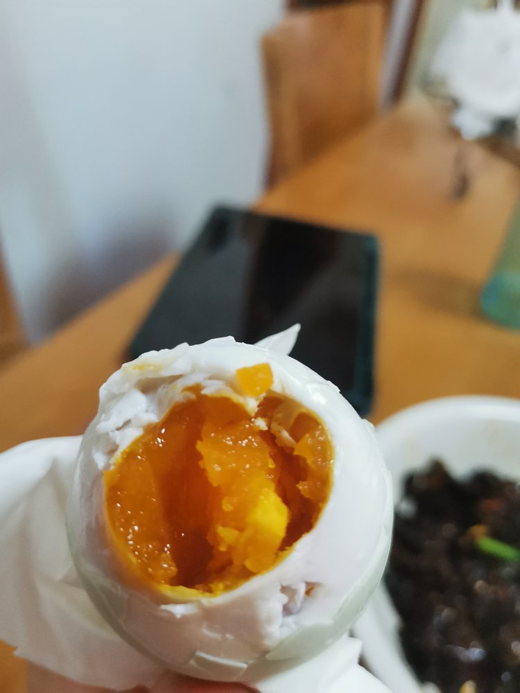金黄流油的咸鸭蛋