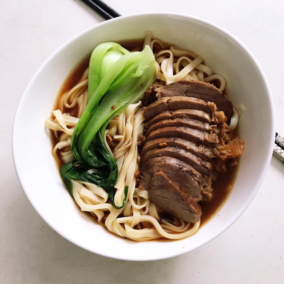 用有态度的【五香卤牛肉】，下有故事的酒