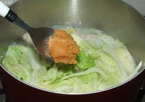 白味增鱼肠汤的做法 步骤3