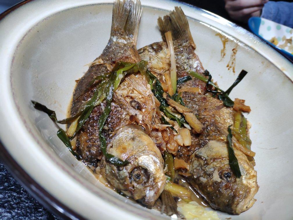 葱烤河鲫鱼