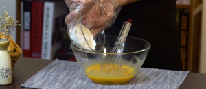 香橙蛋糕卷——换个花样吃橙子的做法 步骤4