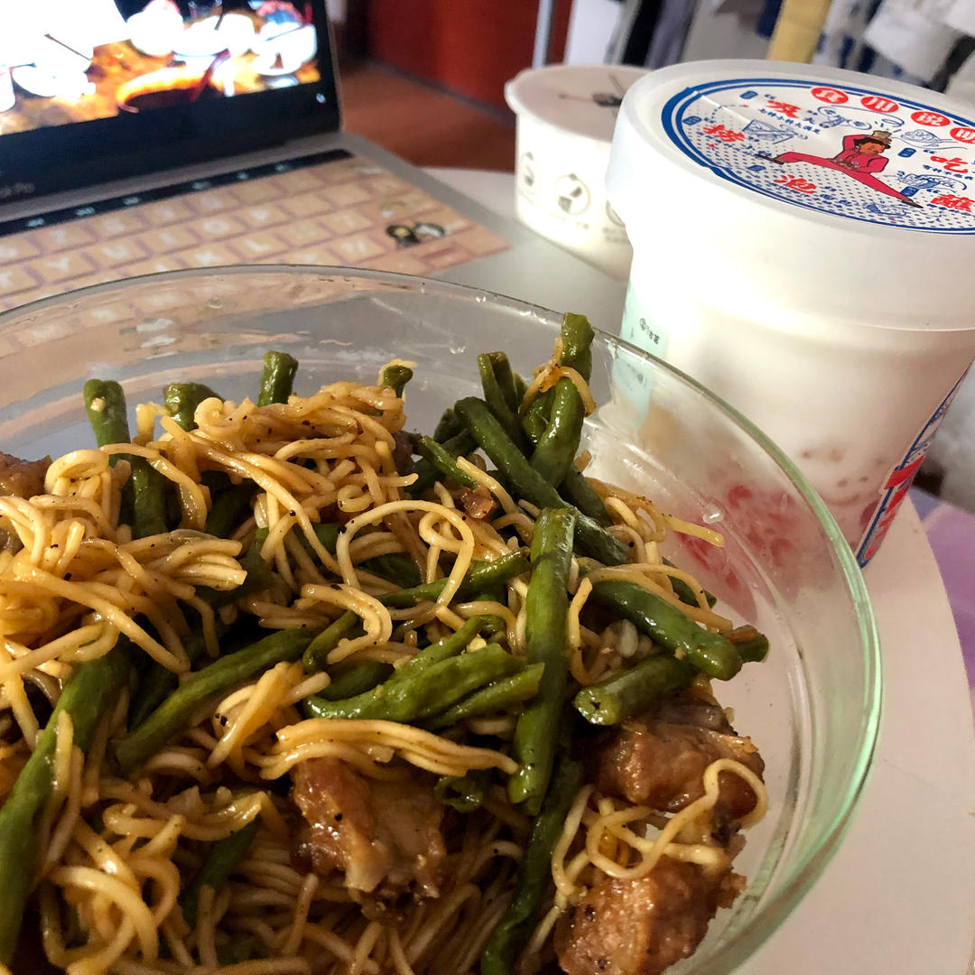 曼食慢语丨排骨豆角焖面