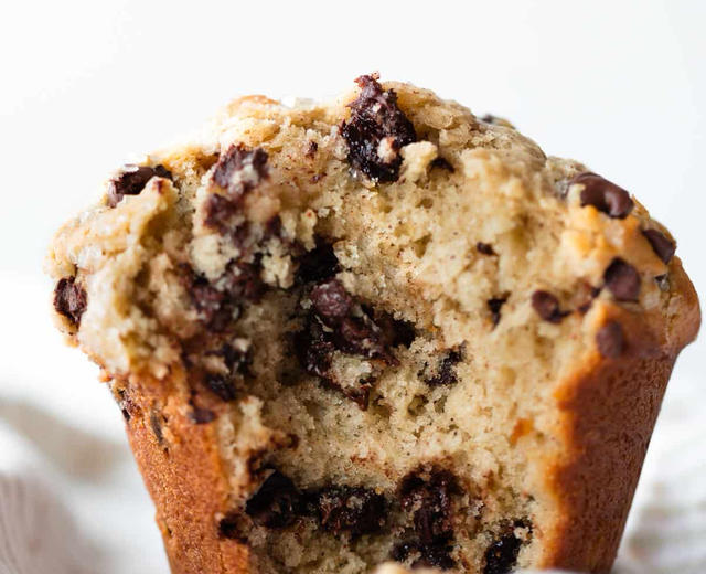 Bakery style chocolate chip muffins的做法