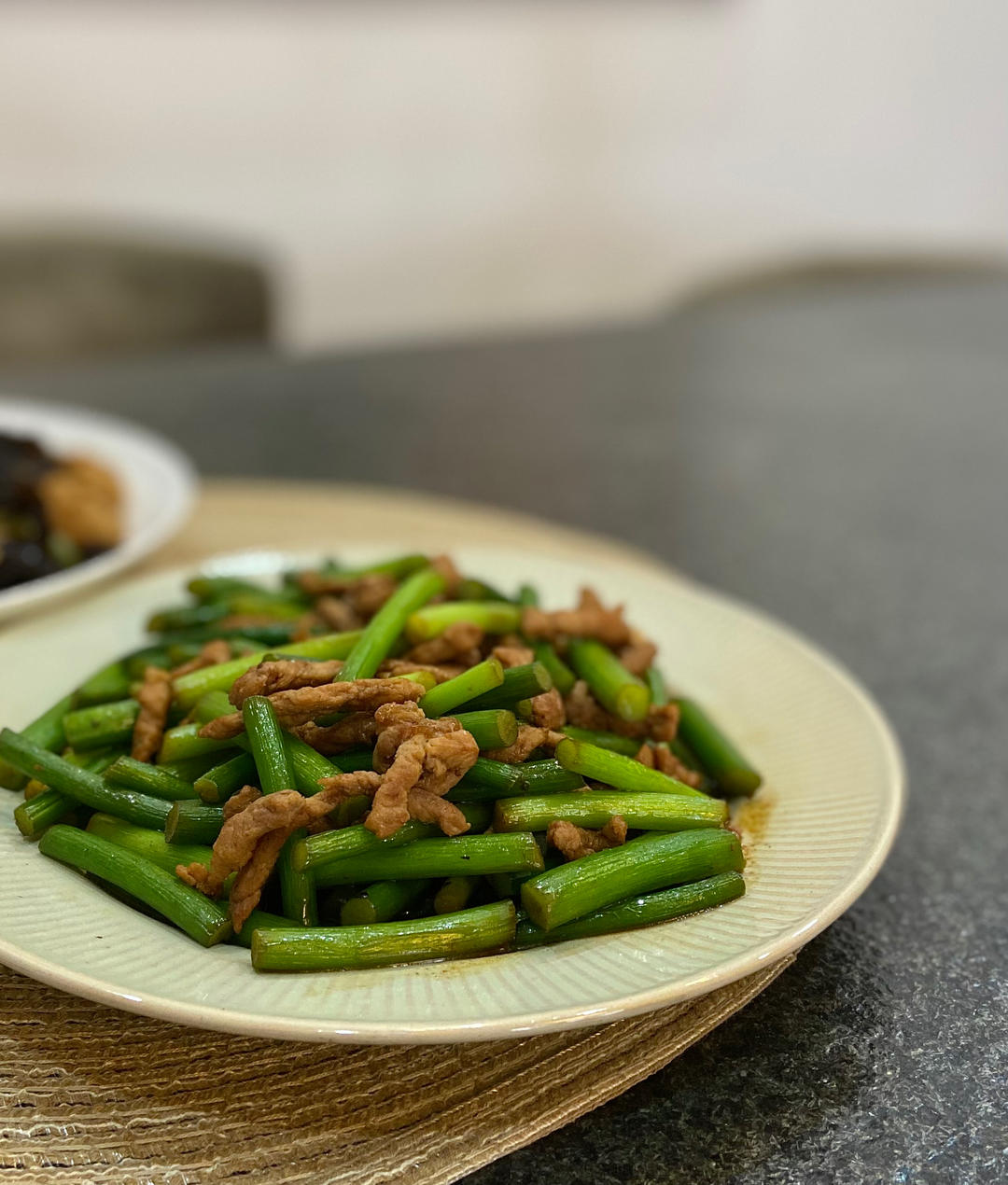 简单易做的下饭菜－蒜苔炒肉