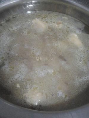 玉米山药杏鲍菇排骨汤的做法 步骤3