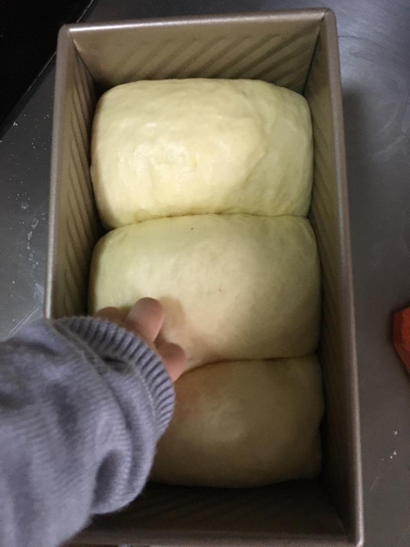用烤箱自己做面包--手工牛奶吐司面包