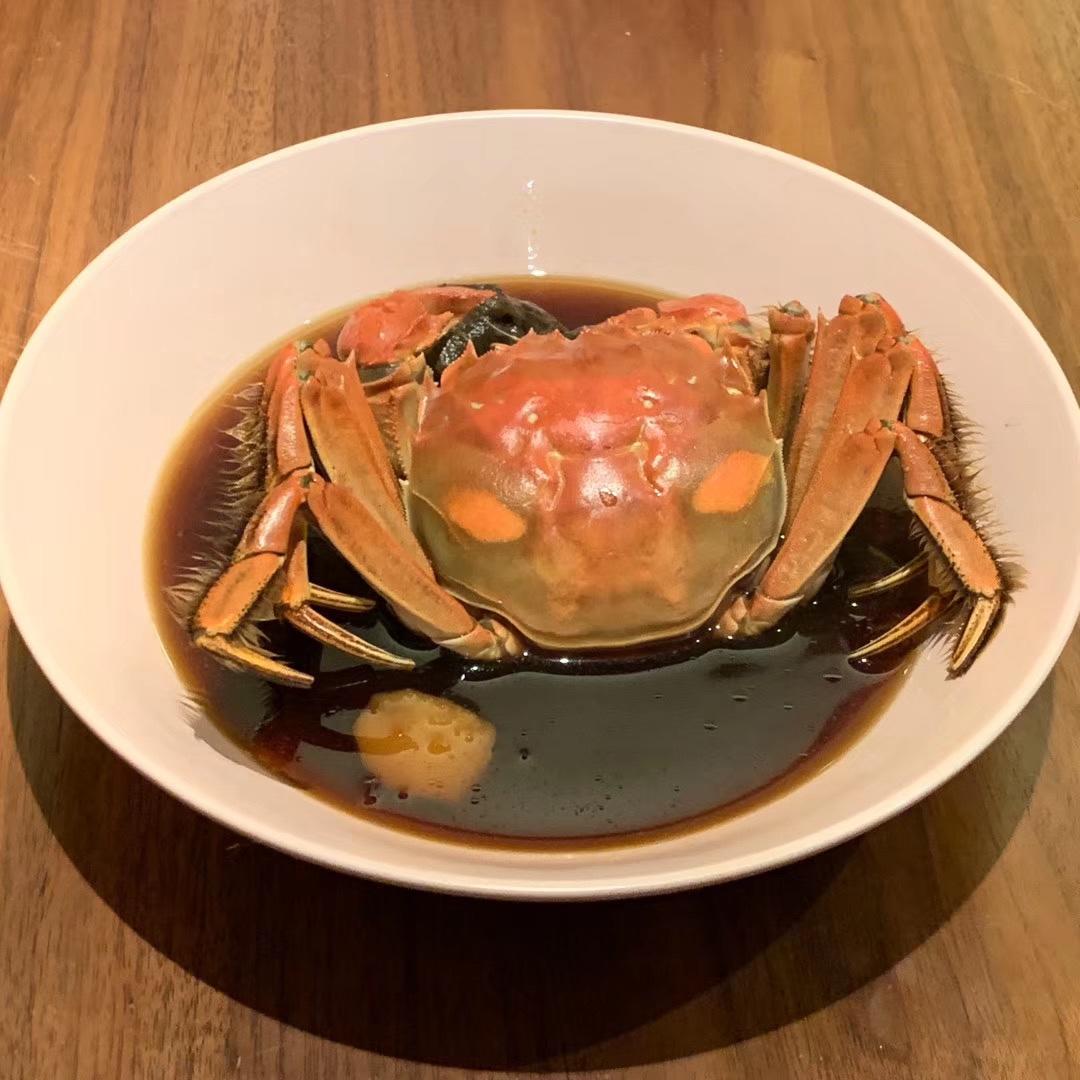 的做法清洗大闸蟹并剪去脚尖,用花雕酒浸泡大闸蟹直至螃蟹呈现醉态