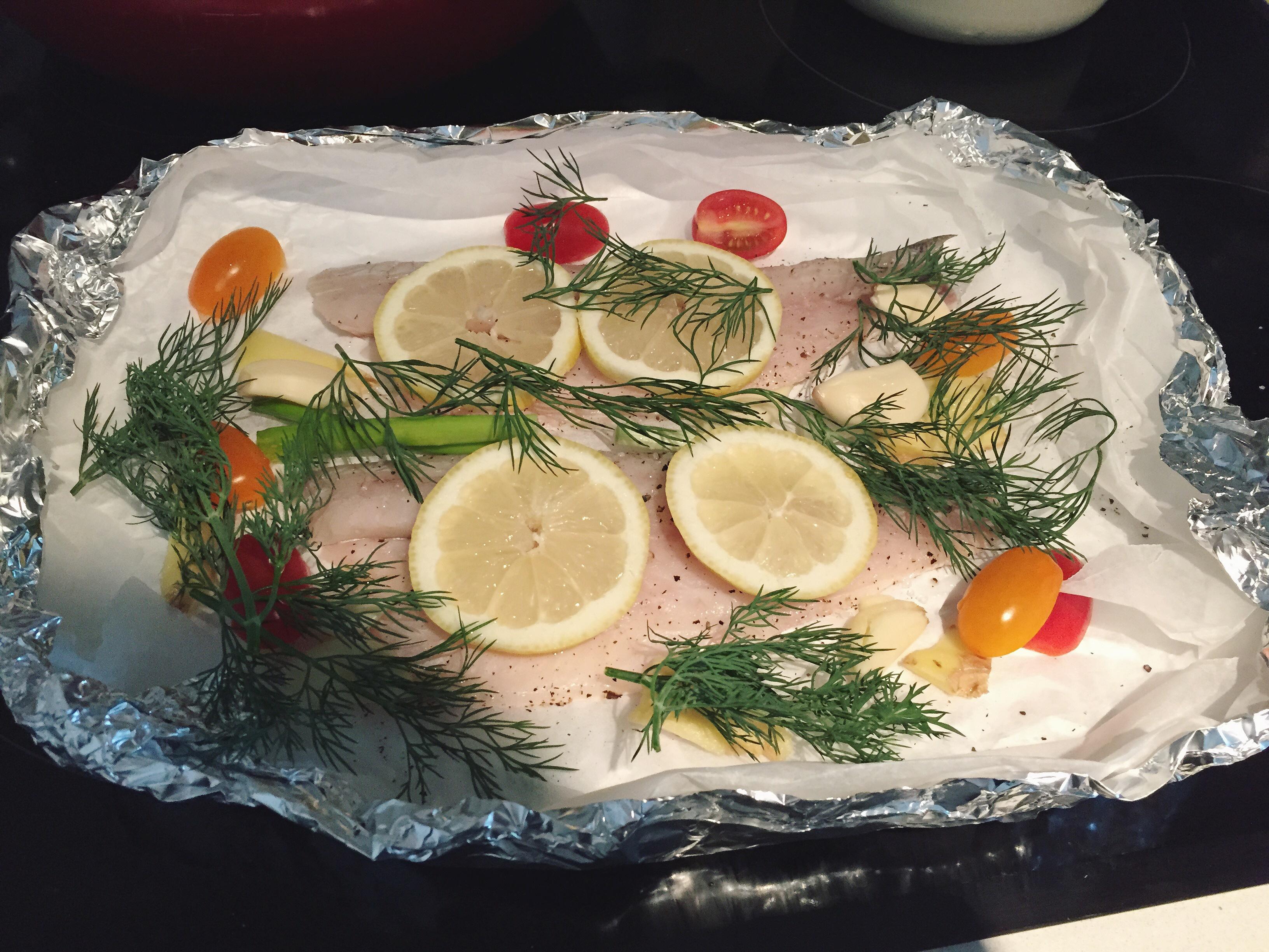 柠檬烤海鲈鱼配青酱与小番茄的做法 步骤3