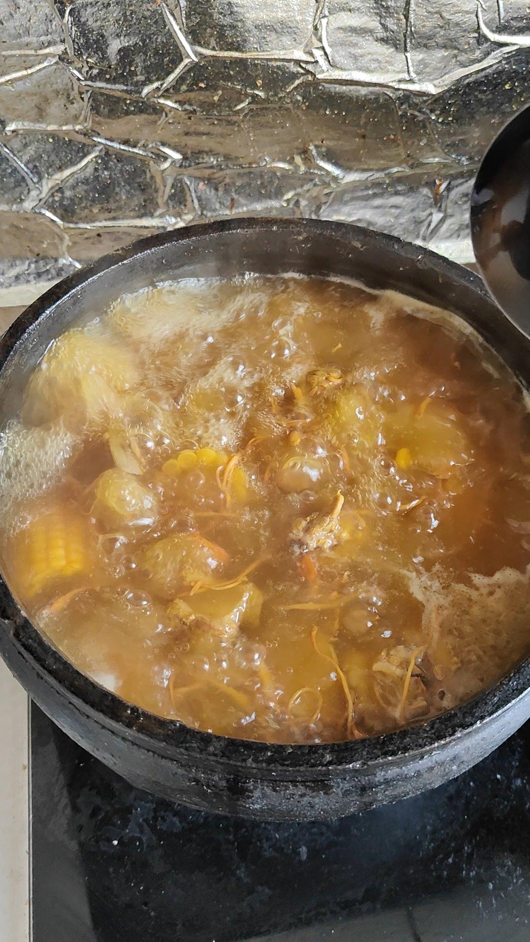 虫草花玉米排骨汤