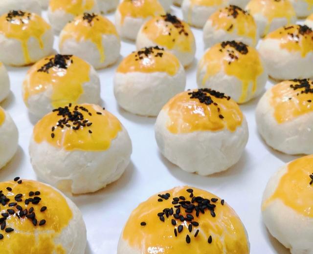 手工蛋黄酥(烫面法更省时省力哦) 手工蛋黄酥(烫面法更省时省力哦)