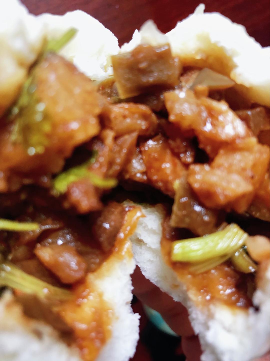 满口流香的五花茄丁酱肉包