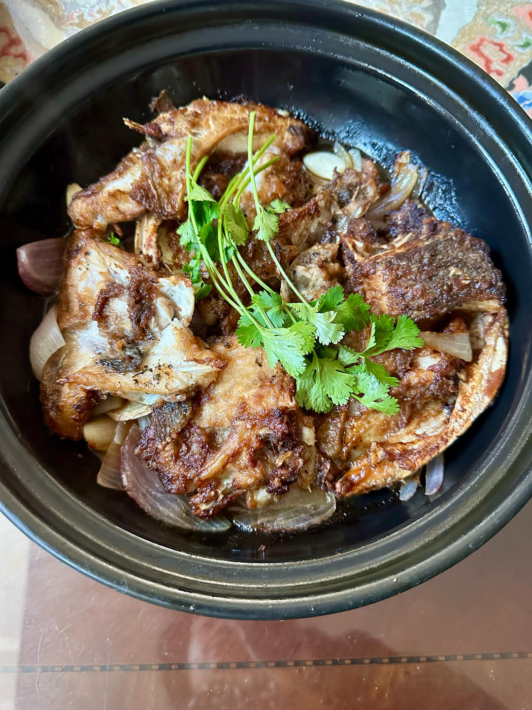 不加一滴水的干锅胖头鱼鱼头，没有一点土腥味，从此爱上淡水鱼