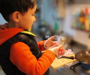 小手做羹汤——宝宝常见健脾养胃类食补处方——花生米拌芹菜的做法 步骤4