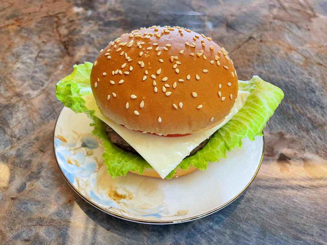 牛肉汉堡 煎出香嫩多汁的牛肉饼
