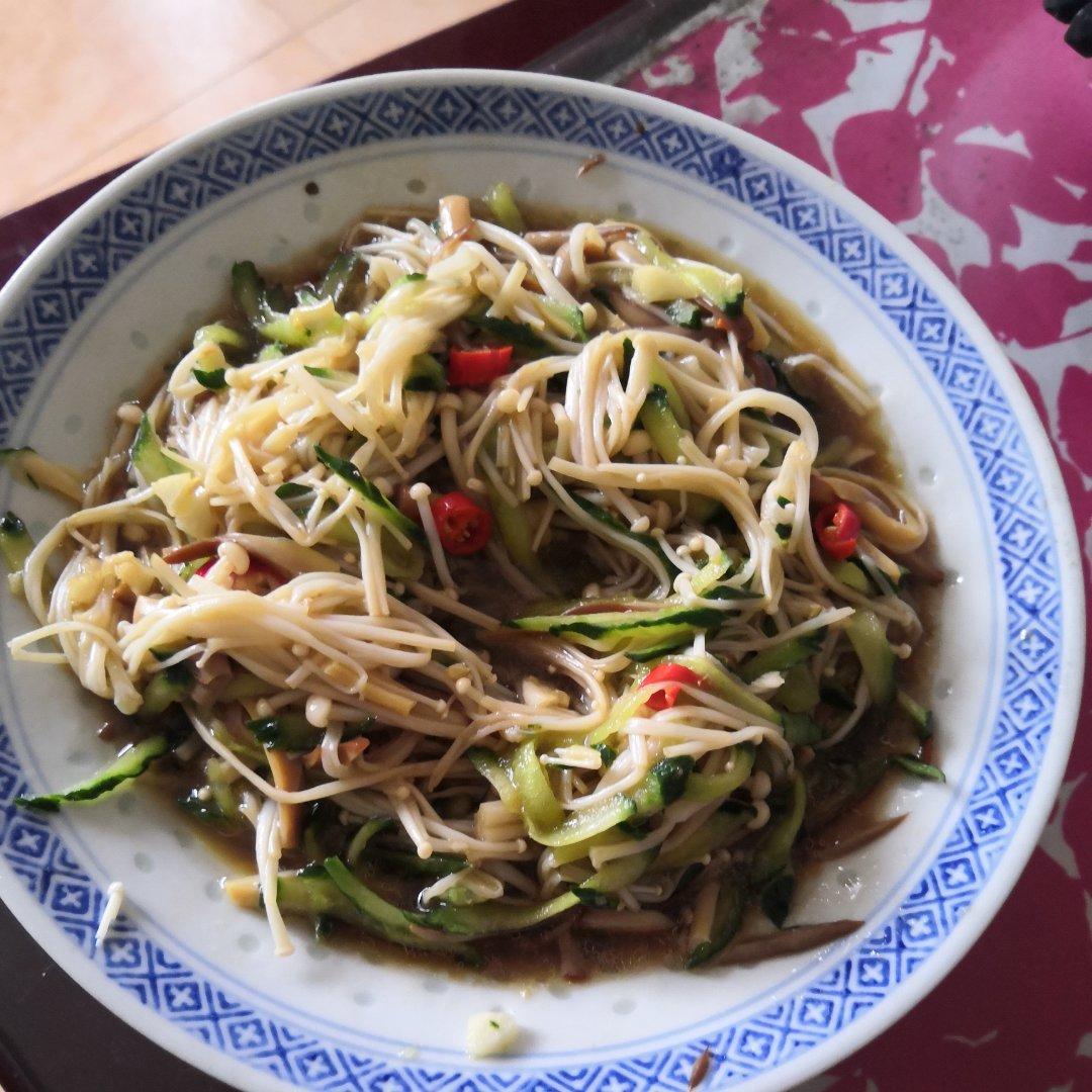 根本停不下来的凉拌金针菇