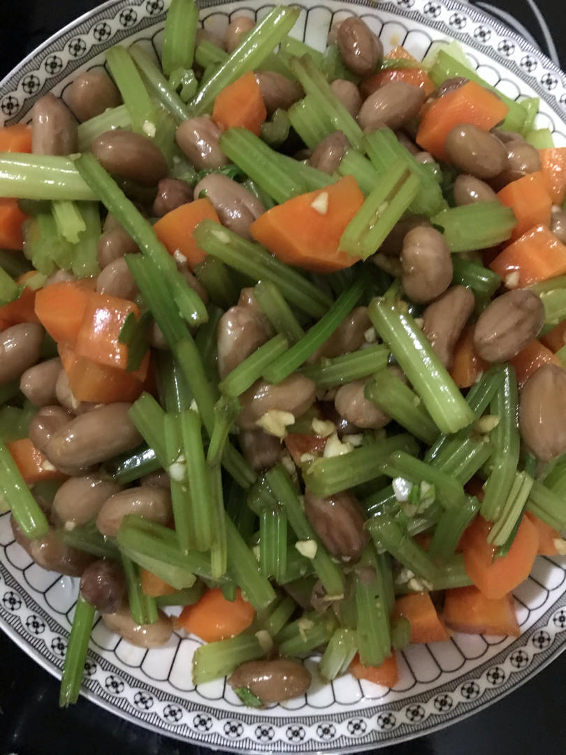 凉拌芹菜花生米胡萝卜