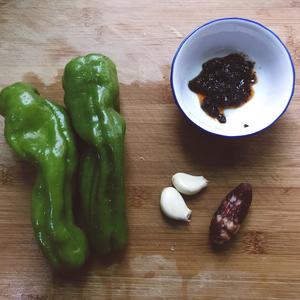 超下饭的豆豉炒青椒的做法 步骤1