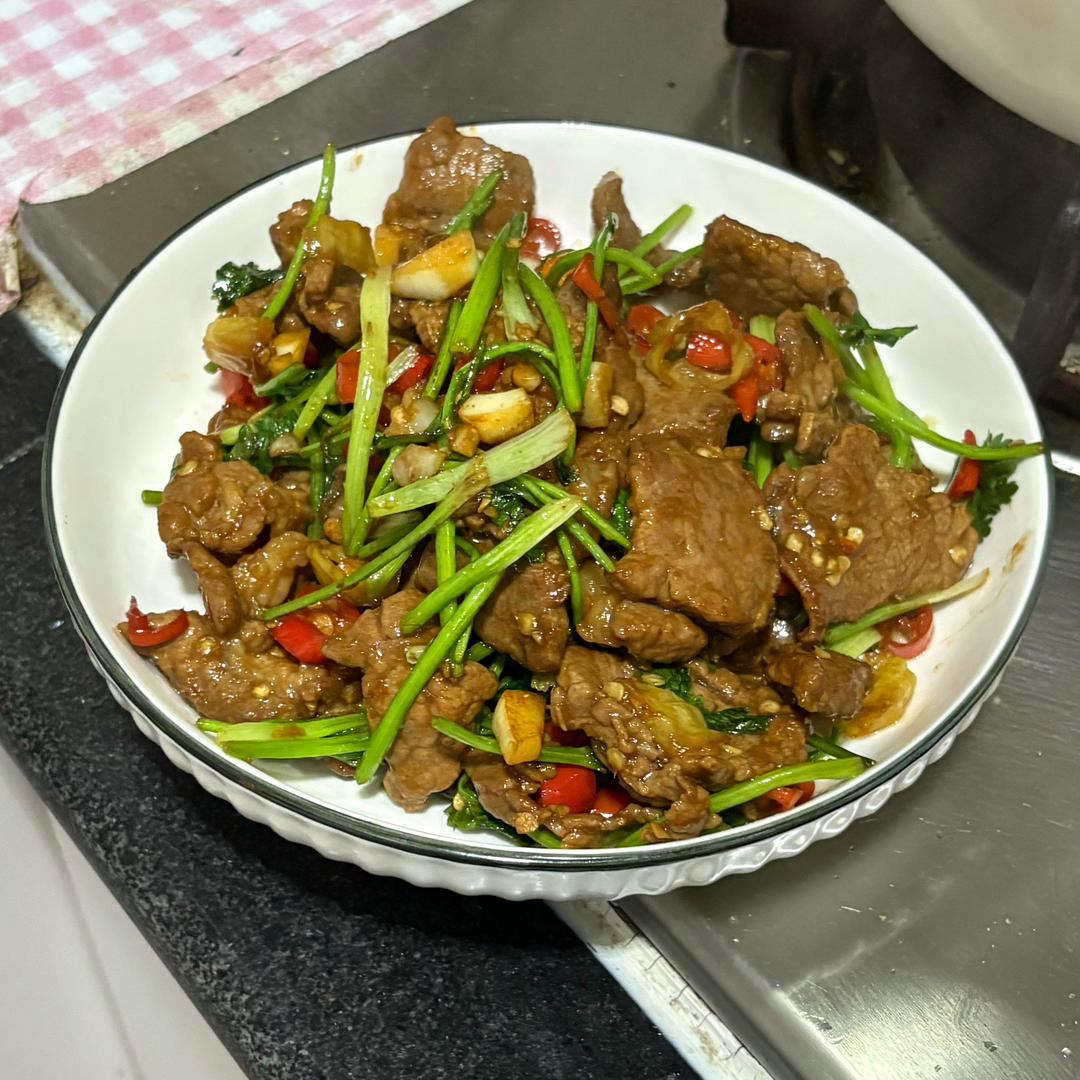 香菜炒牛肉，香辣下饭，爱吃香菜的朋友看过来，拌饭绝了