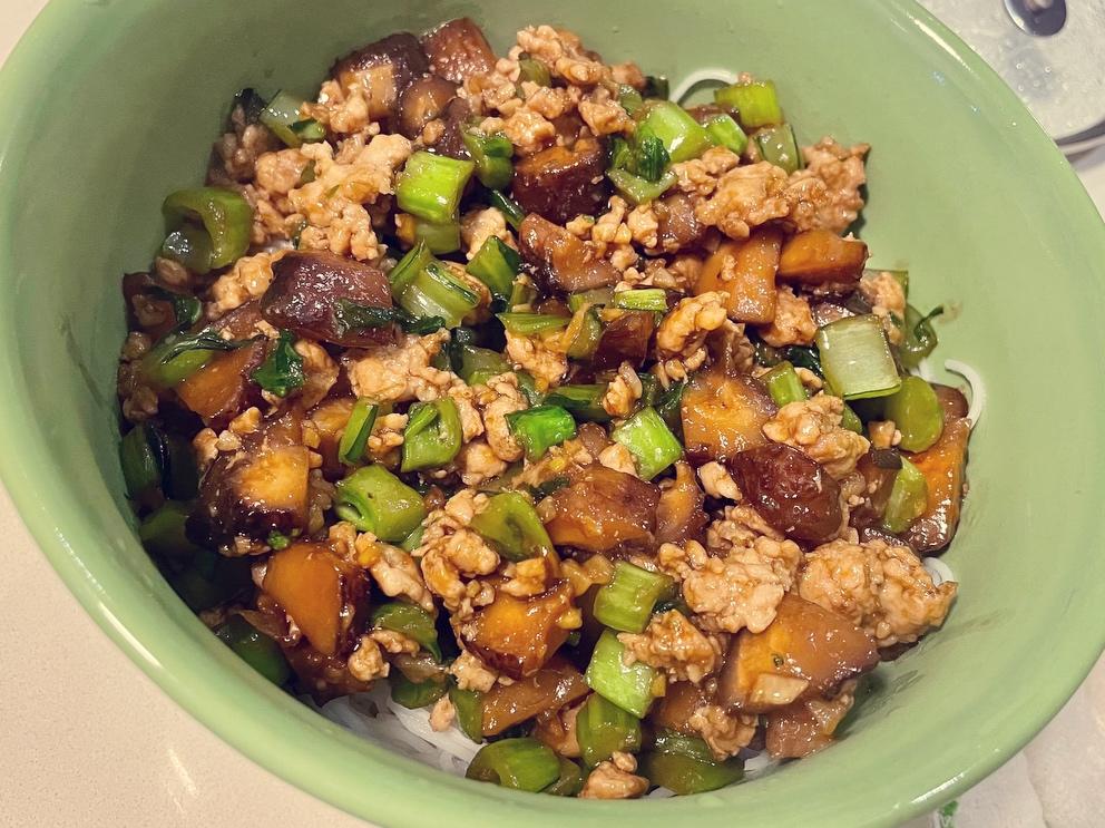 菜心香菇肉末拌米粉的做法