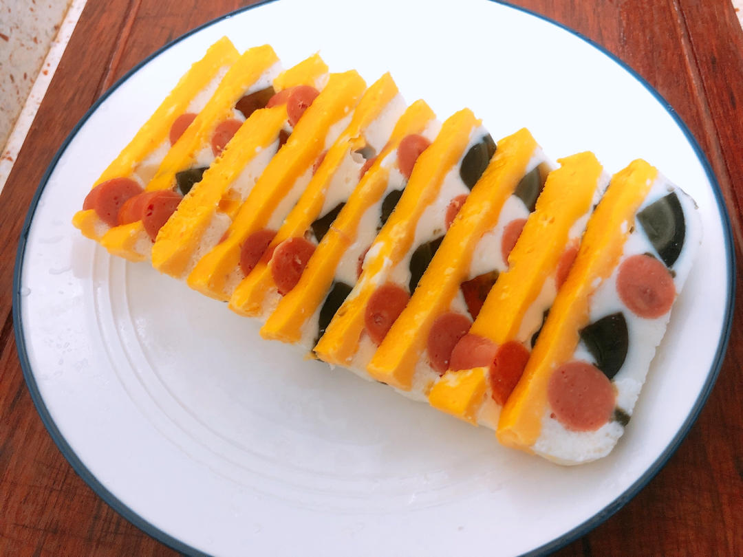 鸡蛋松花蛋蒸火腿肠