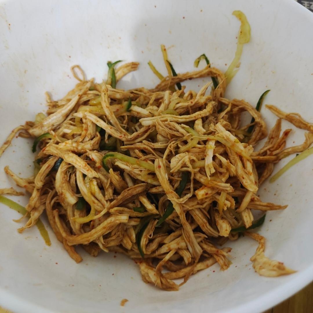 手撕麻辣鸡丝，麻麻辣辣的感觉很夏天