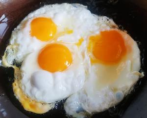 泰椒荷包蛋的做法 步骤2