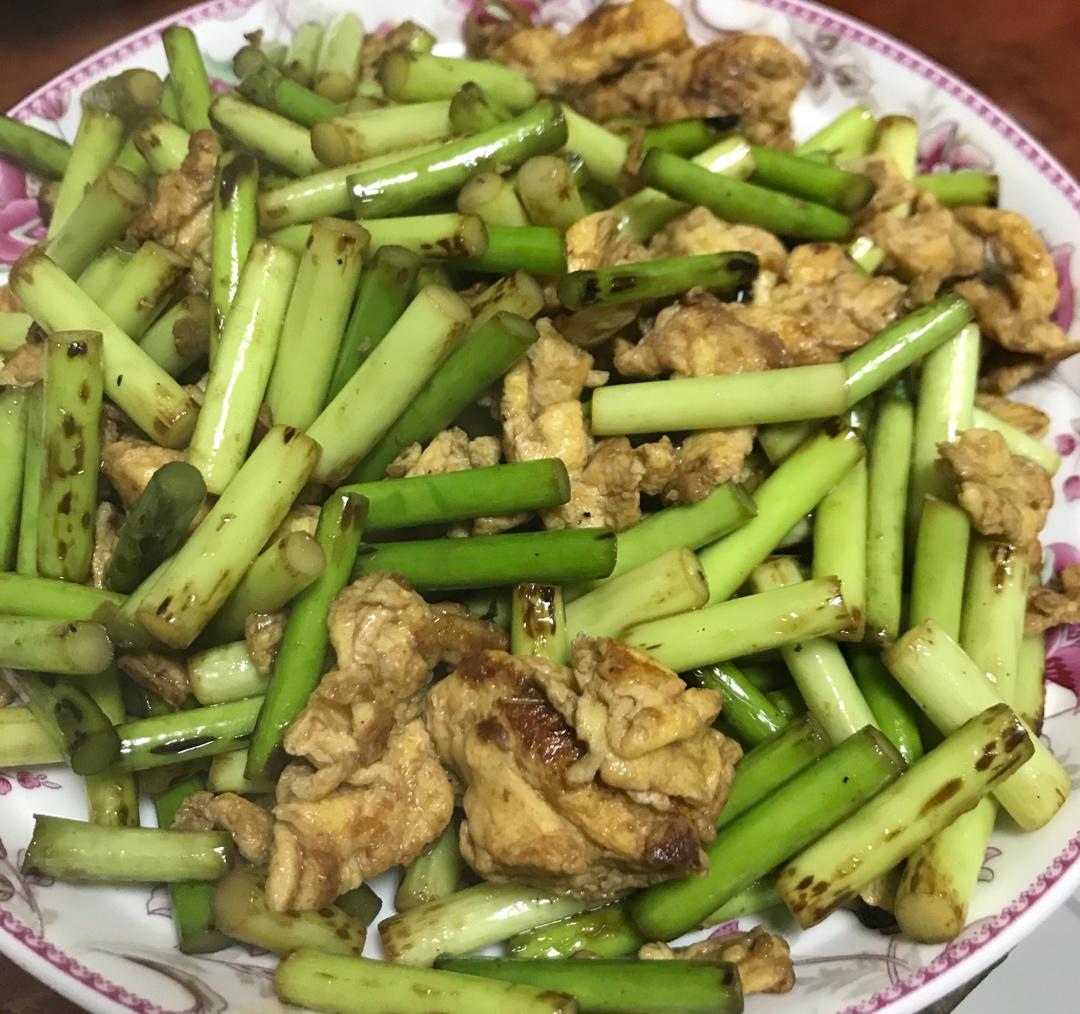 爱汶菡做的蒜毫炒鸡蛋