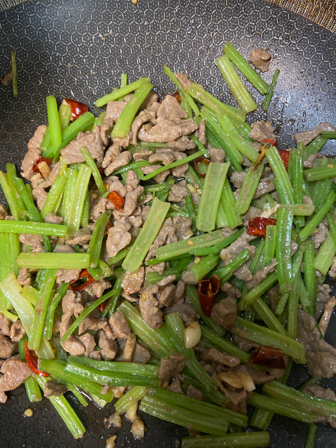下饭神器又来了，试试这道芹菜炒牛肉！！