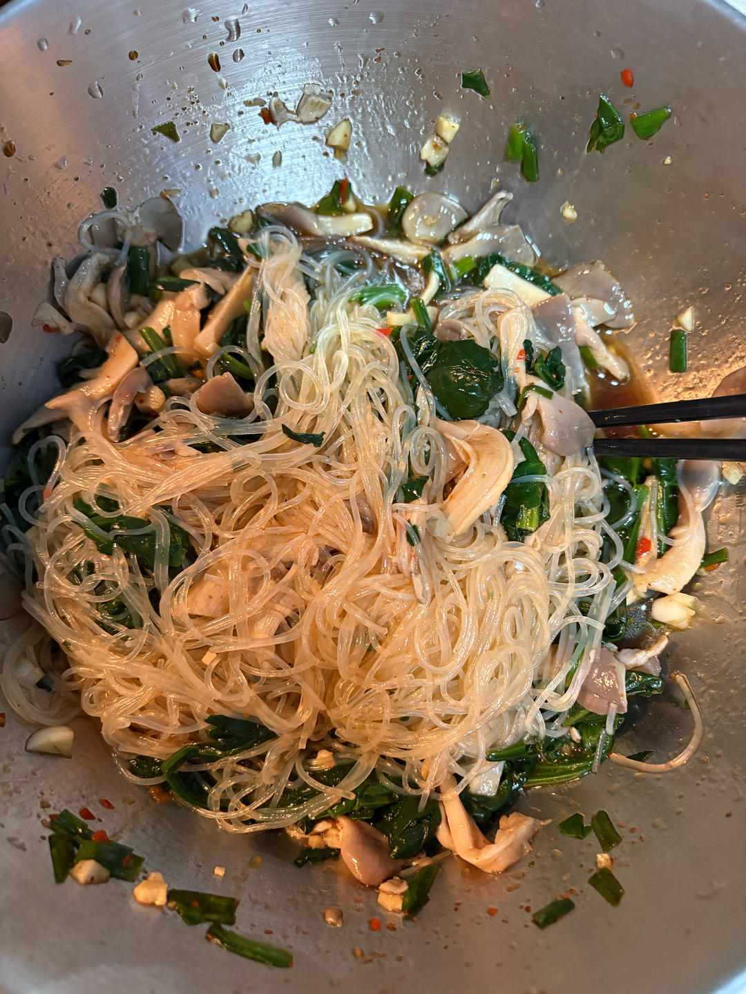 拌一盘光一盘‼️好吃到无法停下来的节奏😋😋凉拌平菇