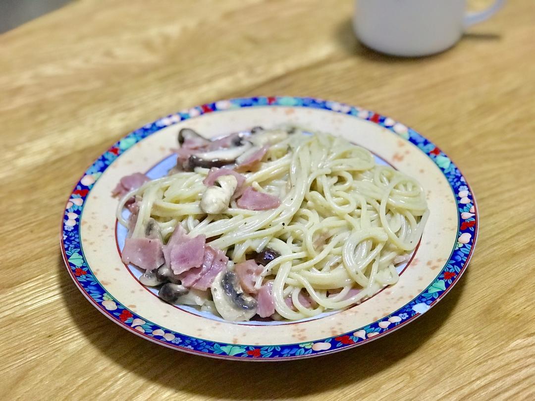 白汁蘑菇培根意粉