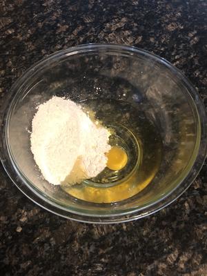 玉米油版桃酥的最佳比例，别再刷蛋黄液了的做法 步骤3